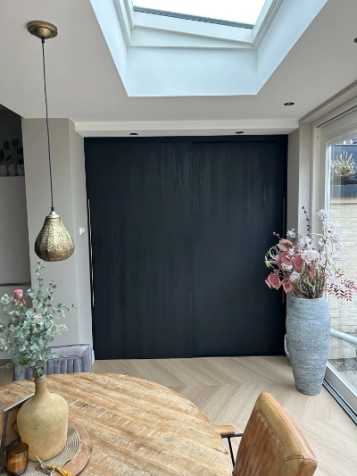 Een op maat gemaakte inbouw kast.